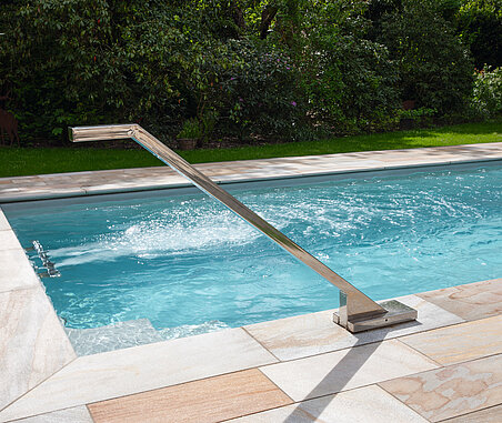 Опции композитного бассейна - поручни из полированной нерж. стали