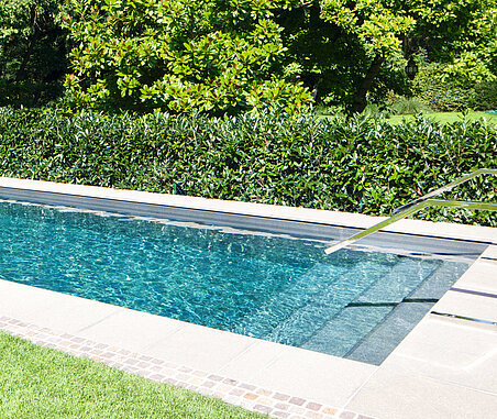 Опции композитного бассейна - поручни из полированной нерж. стали