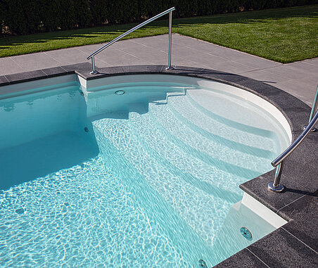 Опции композитного бассейна - поручни из полированной нерж. стали