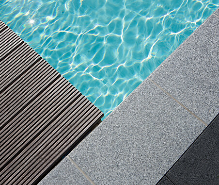 Опции композитного бассейна - мини-терраса из дерева над шахтой с жалюзи