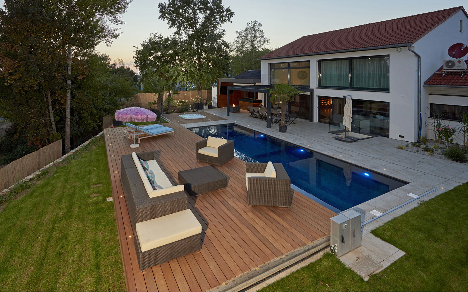 Сдвижная терраса и покрытие для бассейна TROPICA HOLZDECK